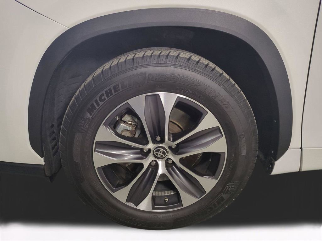 Used 2021 Toyota Highlander XLE image 11