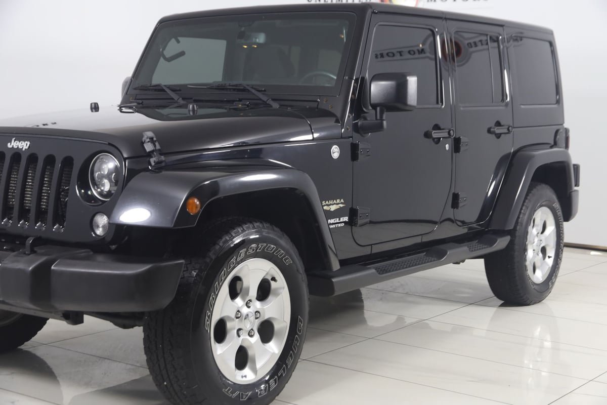 Used 2015 Jeep Wrangler Unlimited Sahara w/ Connectivity Group AWD/4WD image 43