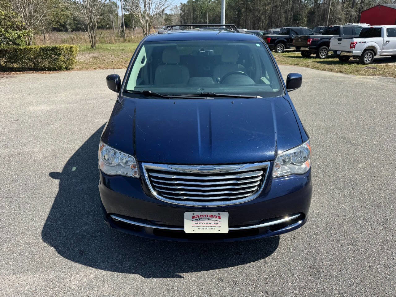 Used 2015 Chrysler Town & Country Touring image 2
