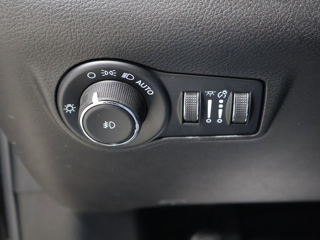 Certified 2023 Jeep Compass Latitude image 32