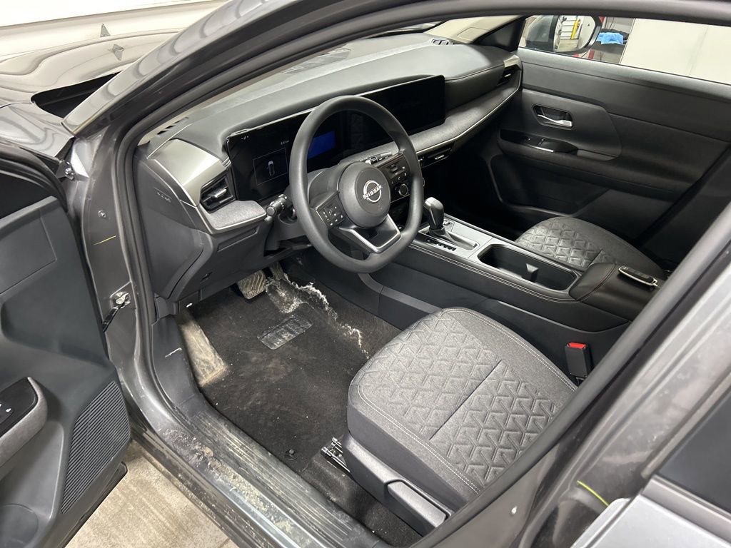 Used 2025 Nissan Kicks SV image 2