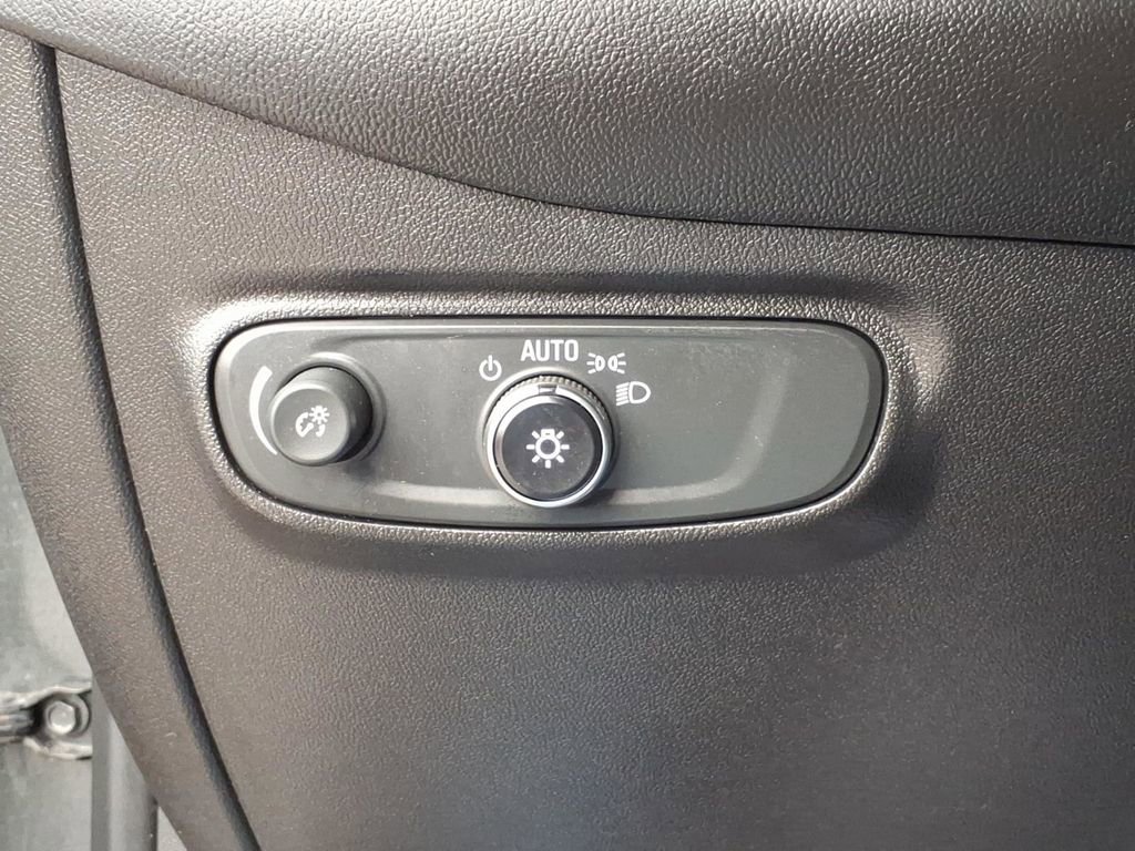 Used 2018 Chevrolet Equinox LT image 17