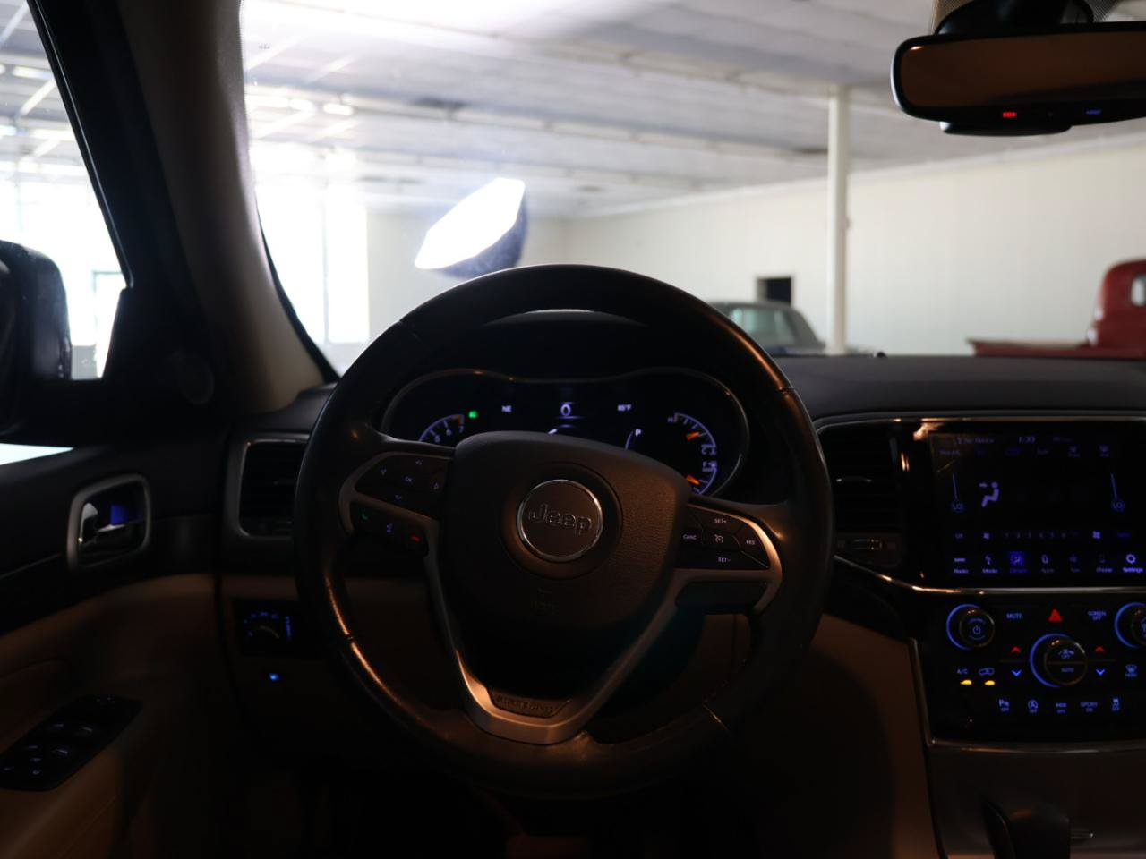 Used 2019 Jeep Grand Cherokee Laredo w/ 18" Wheel & 8.4" Radio Group RWD image 10