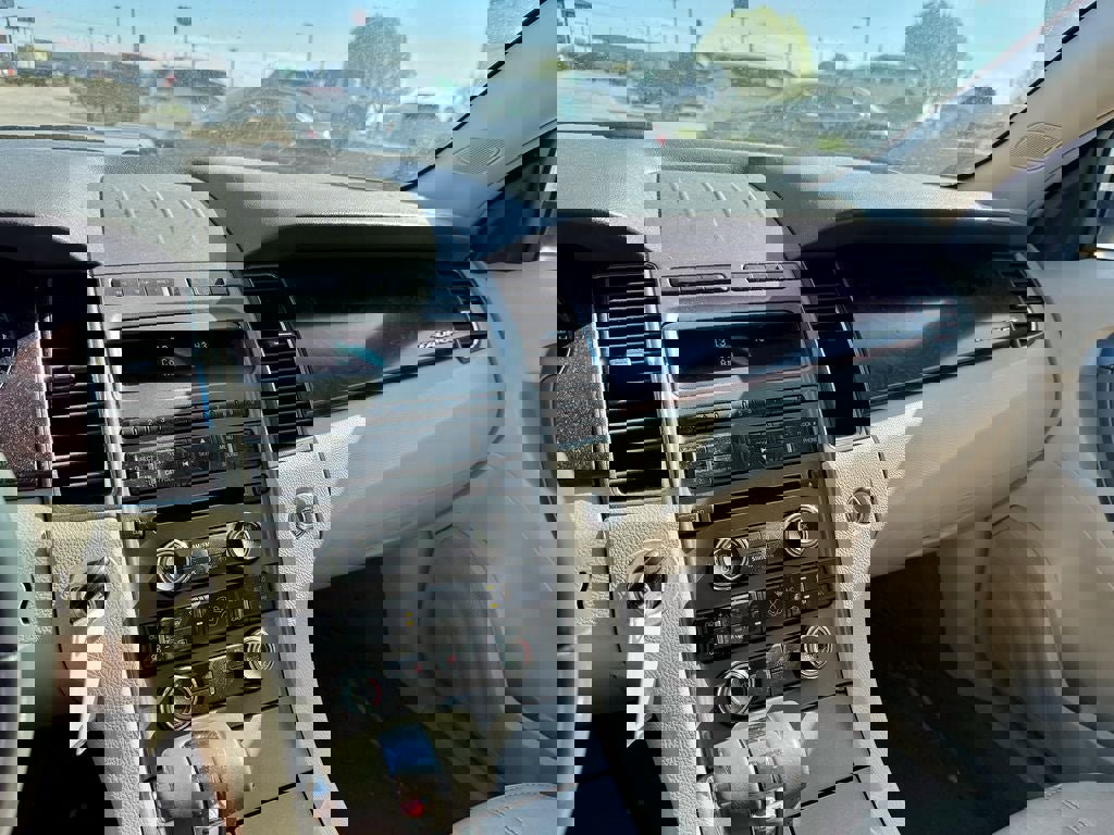 Used 2010 Ford Taurus SEL FWD image 16