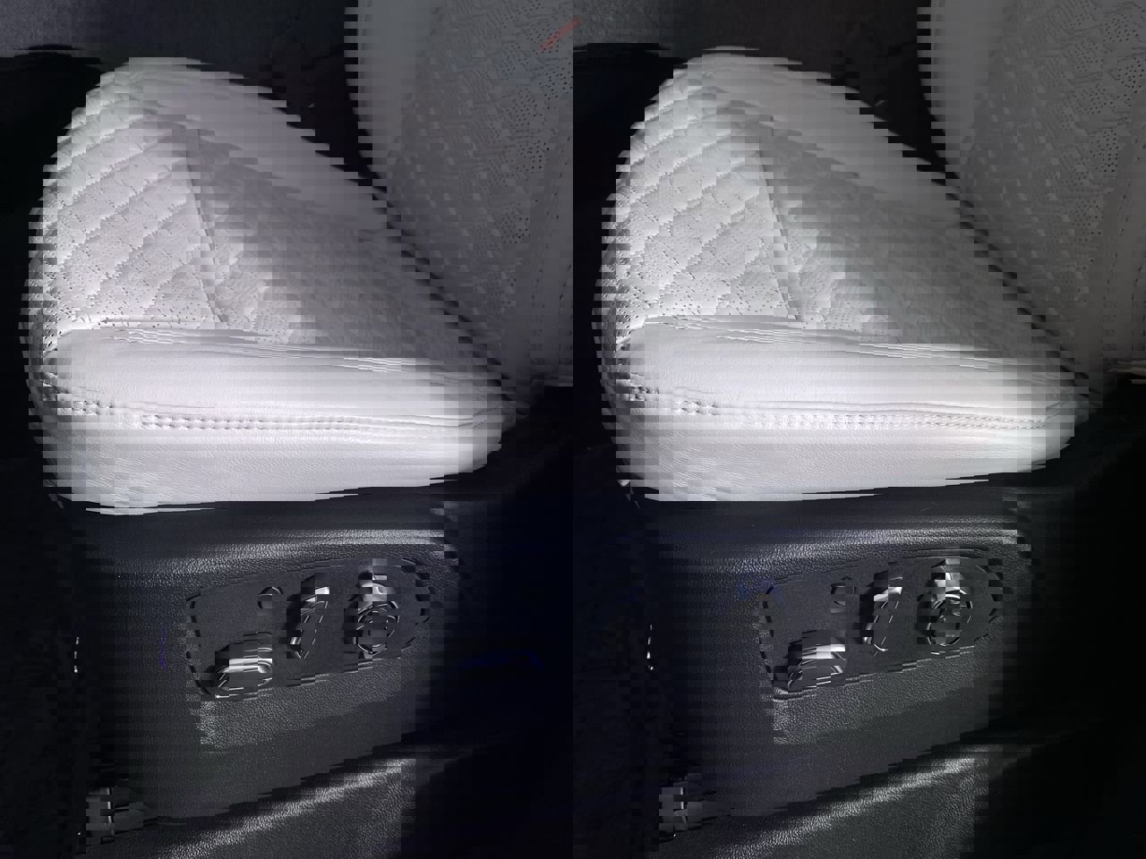 Used 2025 Cadillac Escalade V w/ LPO, ONYX Package image 10