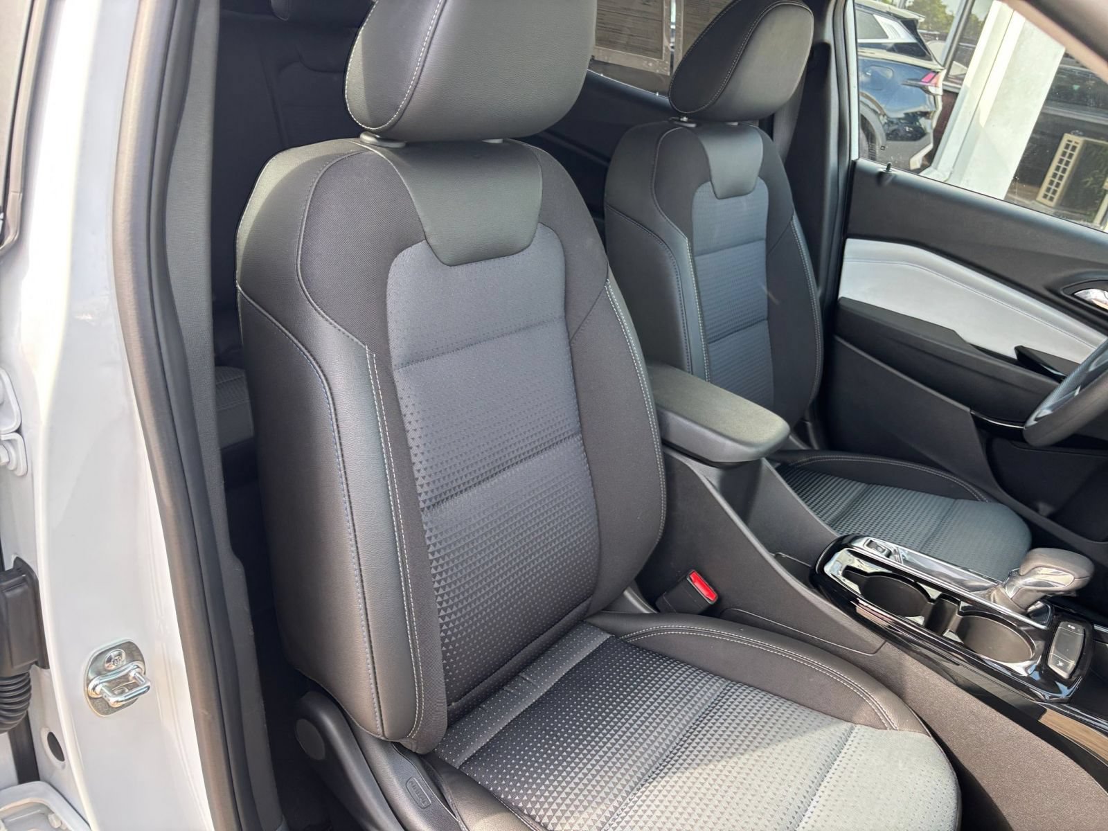 Used 2025 Chevrolet Trax LT FWD image 35