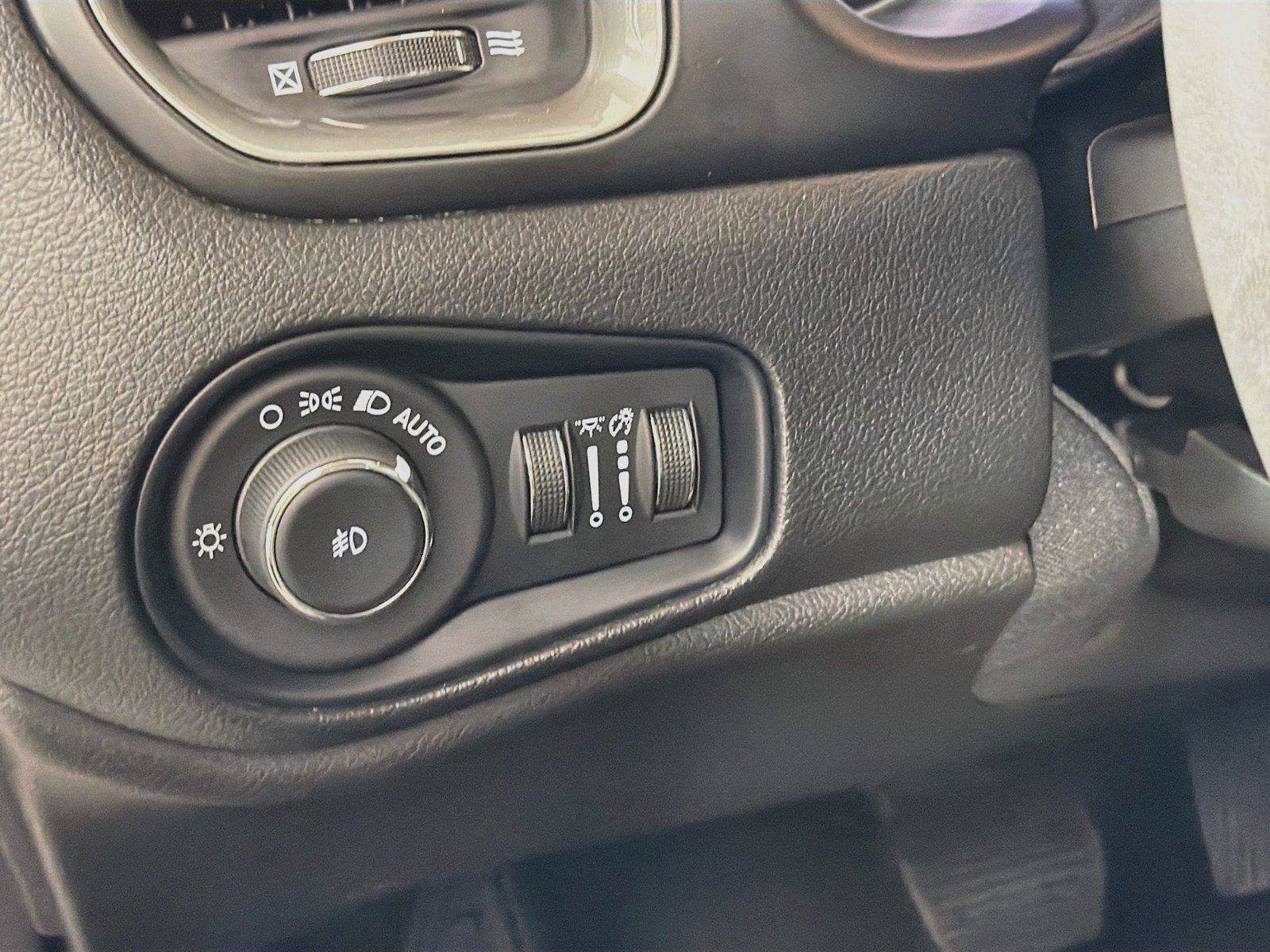 Used 2022 Jeep Renegade Latitude AWD/4WD image 17
