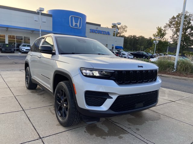 Used 2025 Jeep Grand Cherokee Altitude AWD/4WD image 2