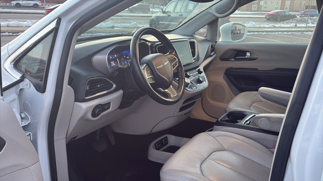 Used 2021 Chrysler Pacifica Touring-L image 10