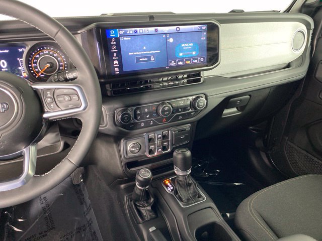 Used 2026 Jeep Wrangler Unlimited Sahara AWD/4WD image 31