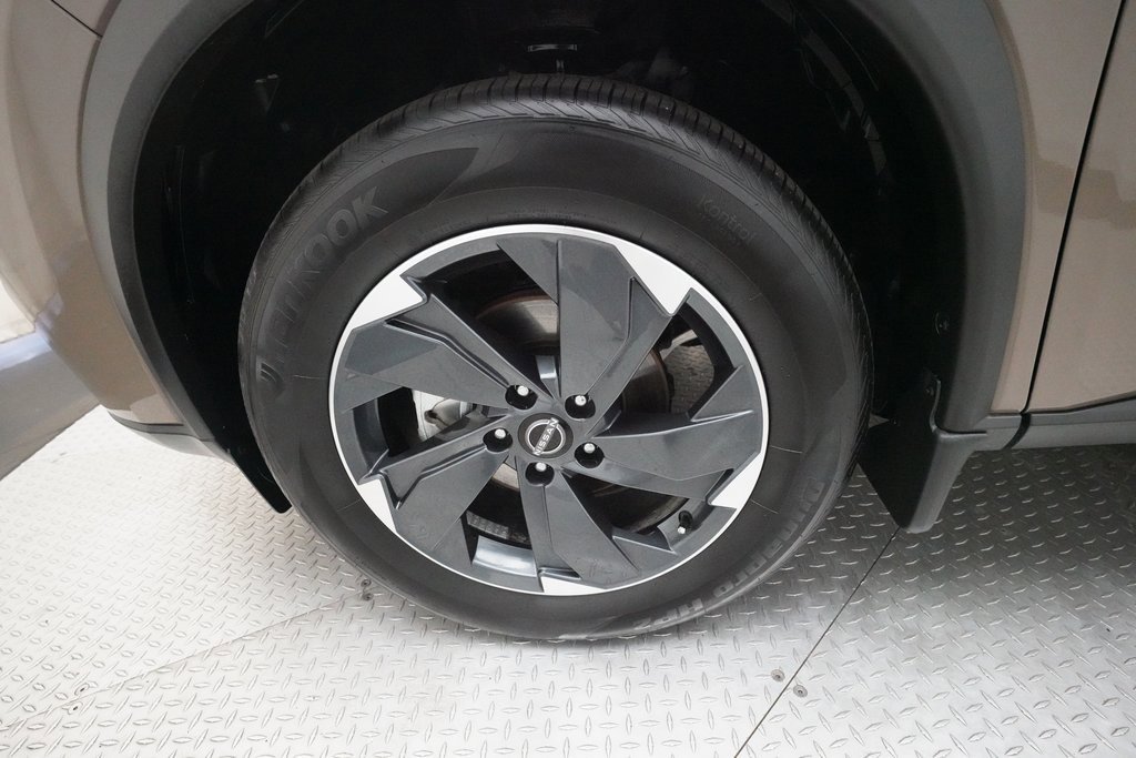 Certified 2025 Nissan Rogue SV image 27