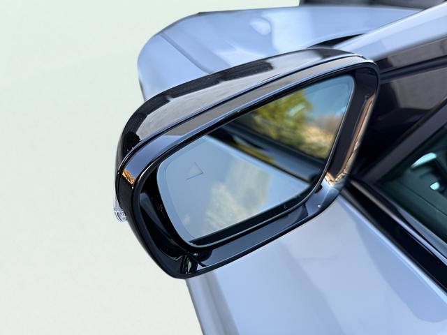 Used 2024 BMW M440i Convertible w/ Premium Package image 31