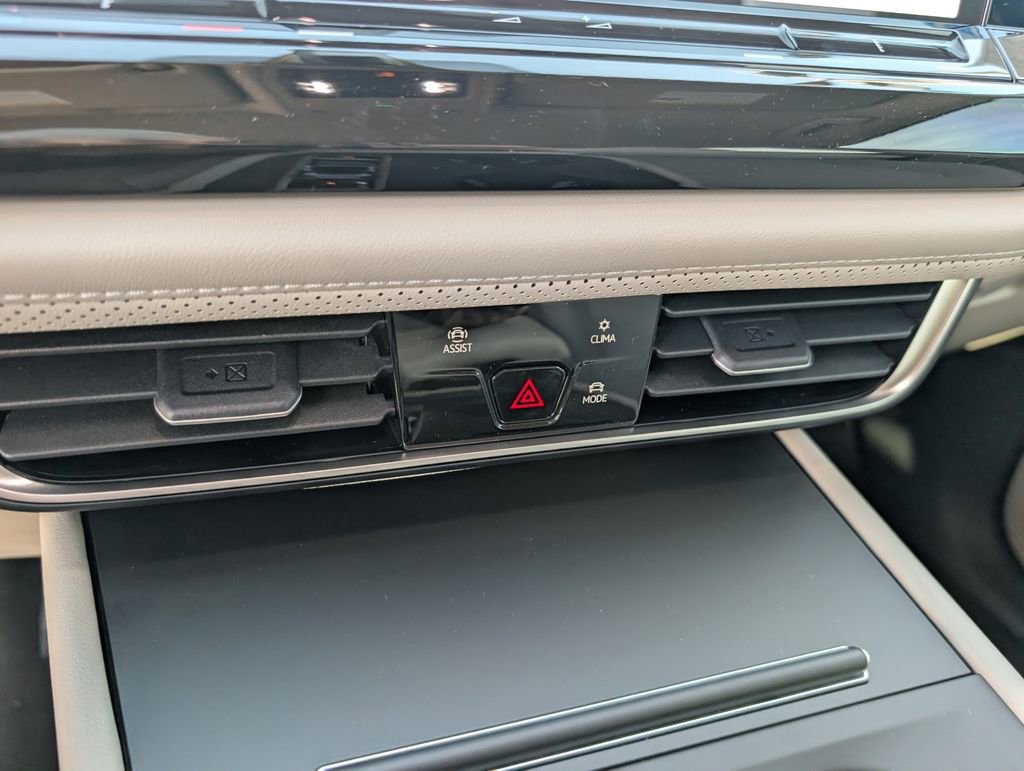 Used 2025 Volkswagen Atlas SE image 13