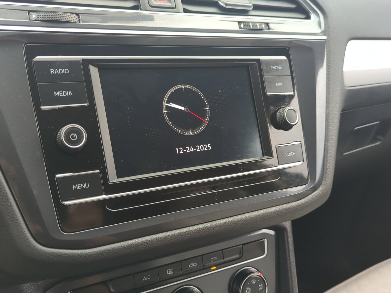 Used 2020 Volkswagen Tiguan S image 26