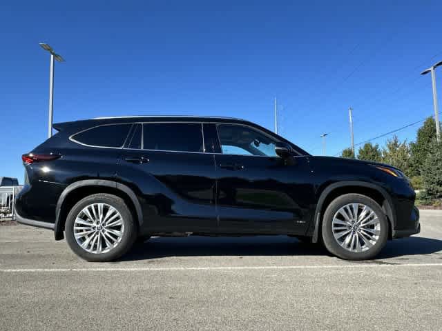 Used 2025 Toyota Highlander Platinum AWD/4WD image 3