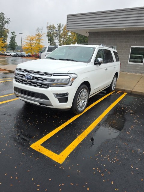 Used 2023 Ford Expedition Platinum AWD/4WD image 3