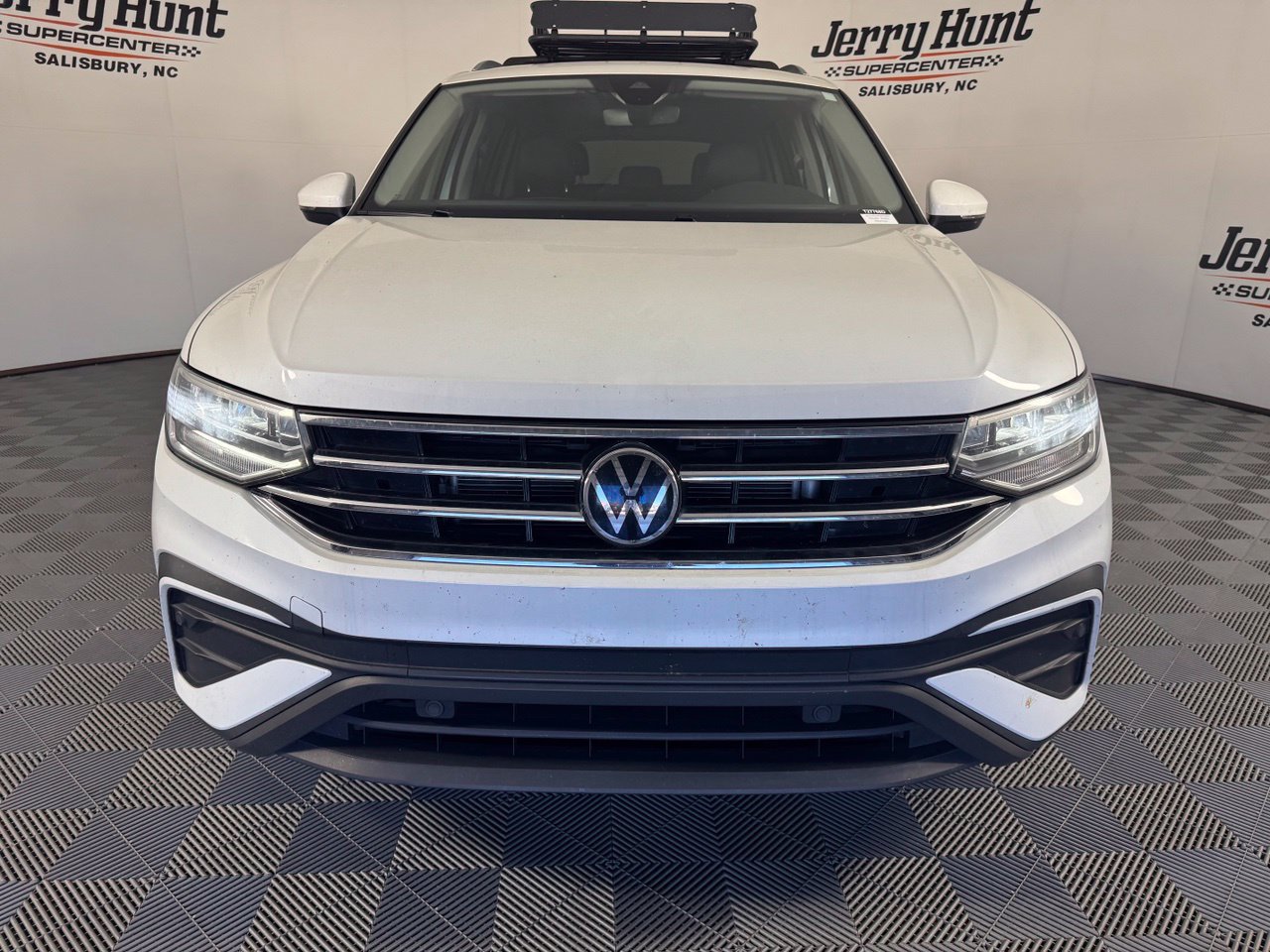 Used 2023 Volkswagen Tiguan SE w/ Panoramic Sunroof Package FWD image 5