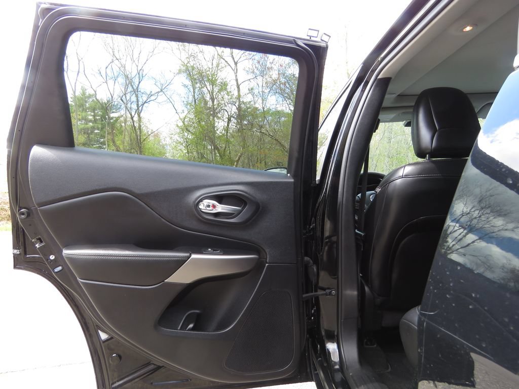 Used 2022 Jeep Cherokee Limited AWD/4WD image 19