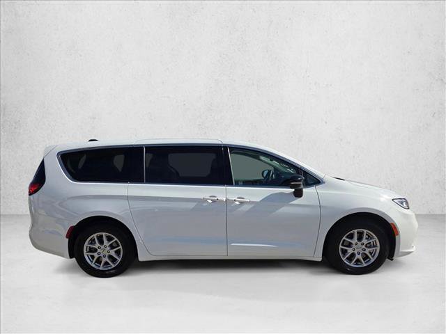 Used 2024 Chrysler Pacifica Touring-L FWD image 4