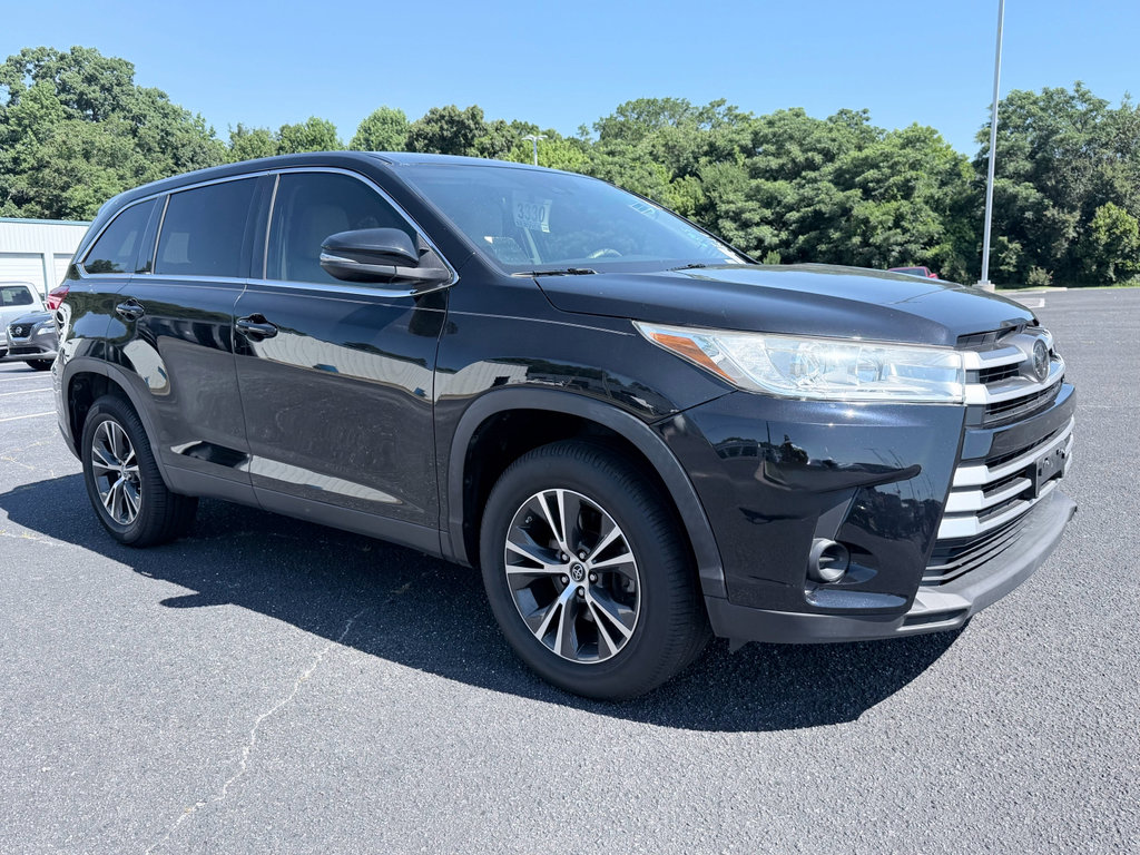 Used 2019 Toyota Highlander LE FWD image 2