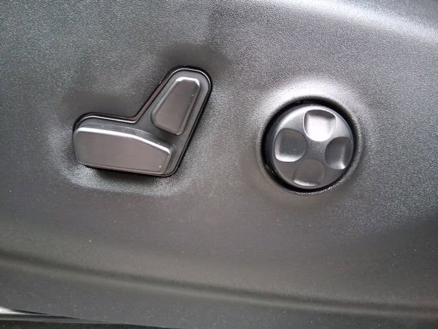 Used 2024 Chrysler Pacifica Touring-L image 14