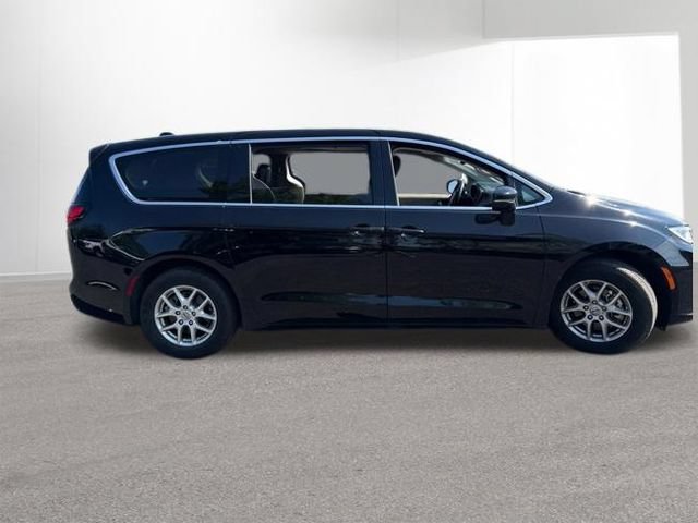 Used 2024 Chrysler Pacifica Touring-L FWD image 2