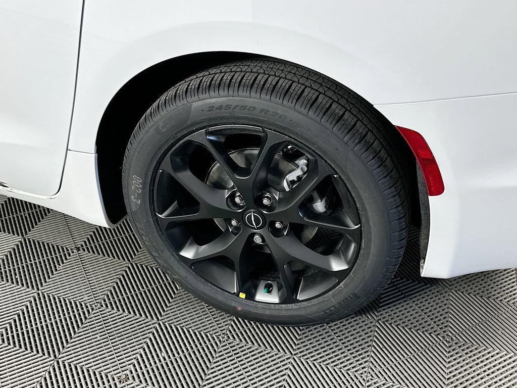 New 2026 Chrysler Pacifica Limited w/ Uconnect Theater Family Group image 39
