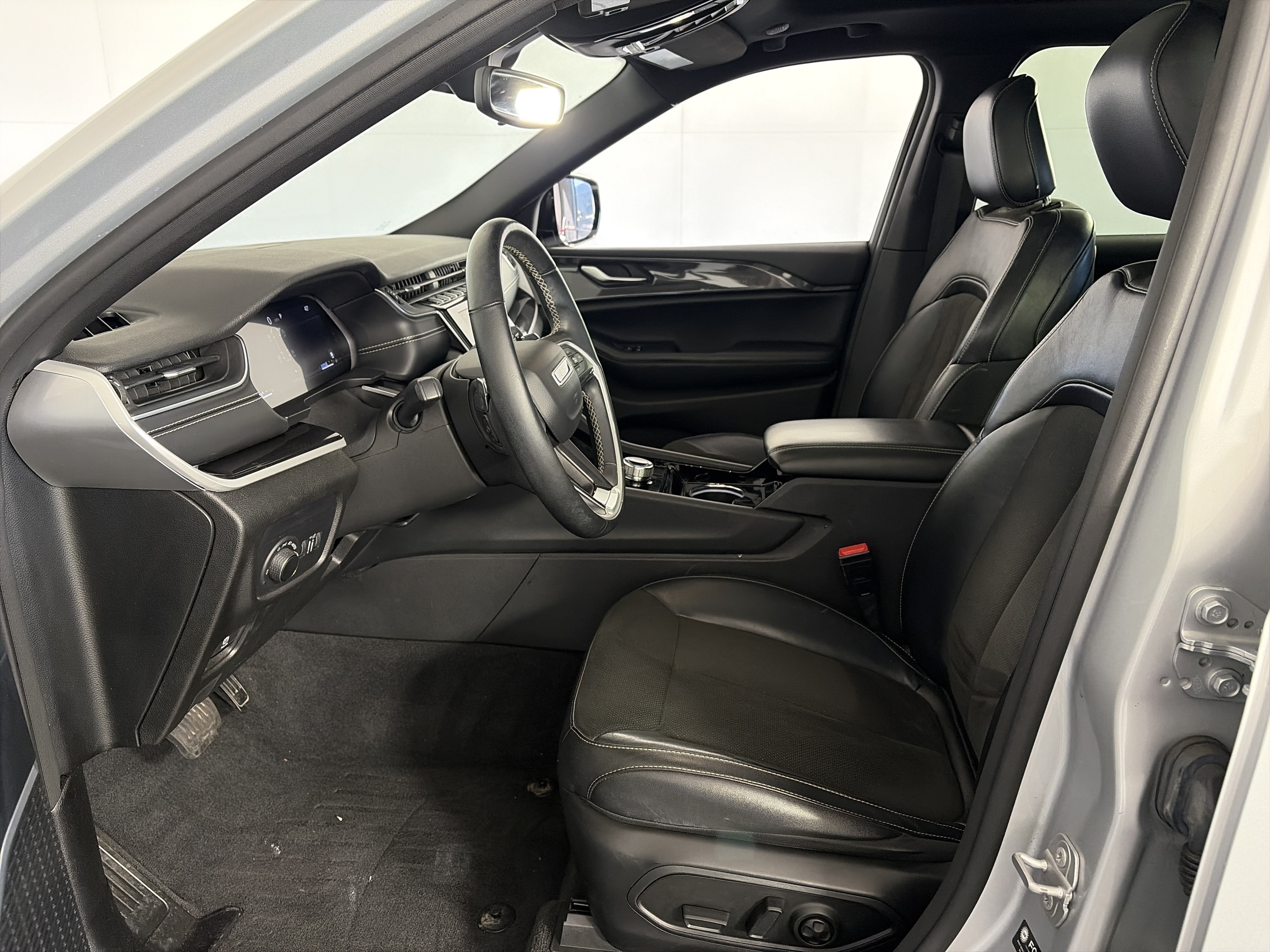 Used 2022 Jeep Grand Cherokee Altitude AWD/4WD image 6