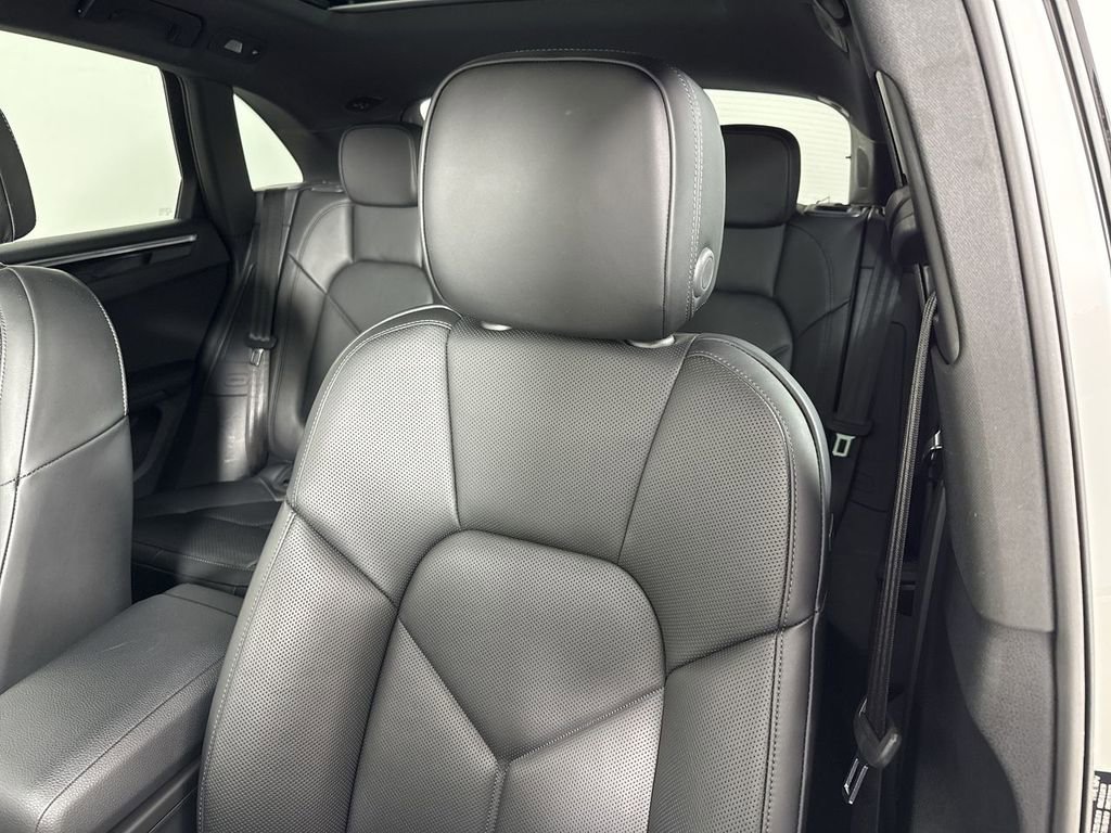 Certified 2025 Porsche Macan image 41