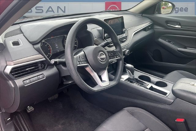 Used 2025 Nissan Altima 2.5 SV FWD image 17
