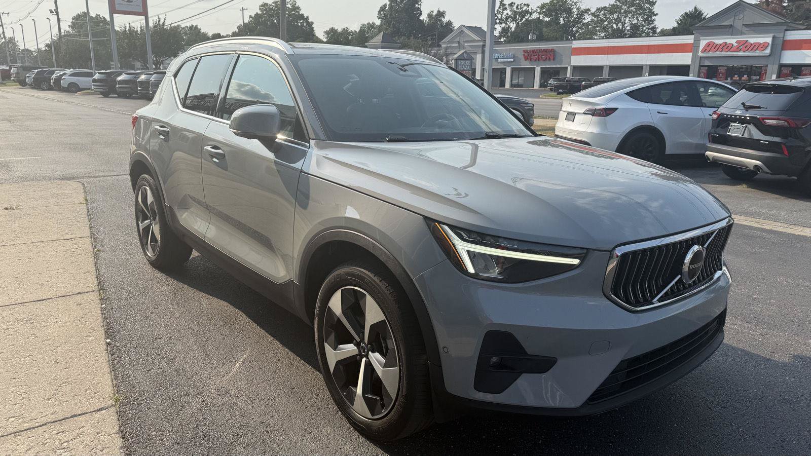 Used 2024 Volvo XC40 B5 Plus AWD/4WD image 4