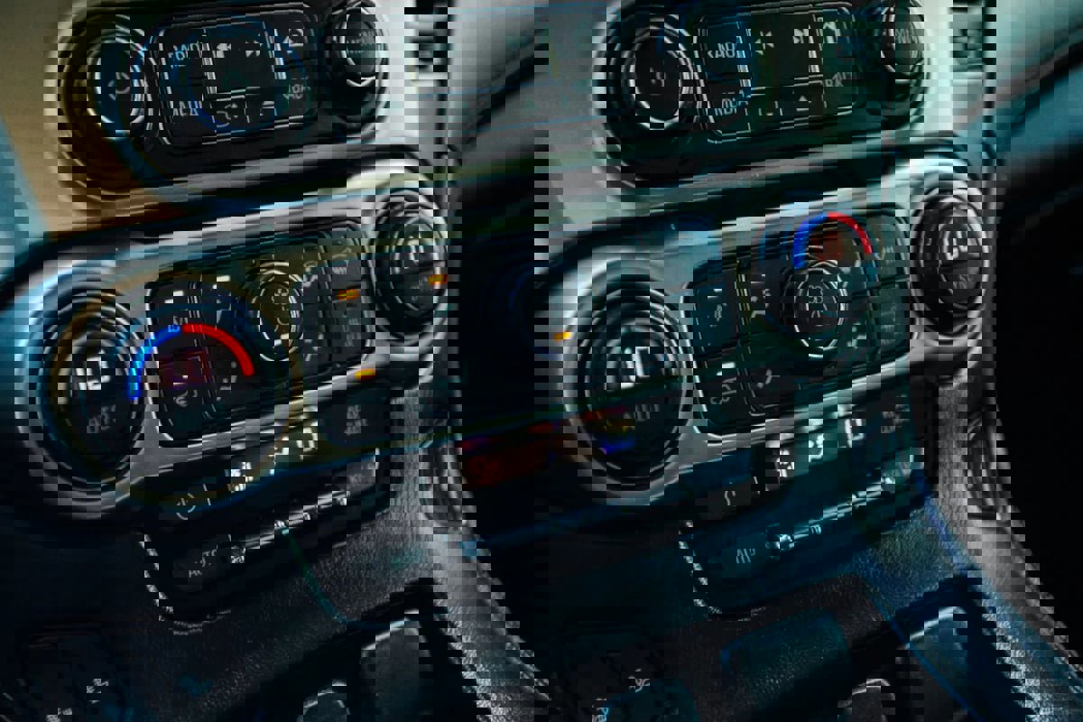 Used 2020 Chevrolet Suburban LT w/ Max Trailering Package image 19