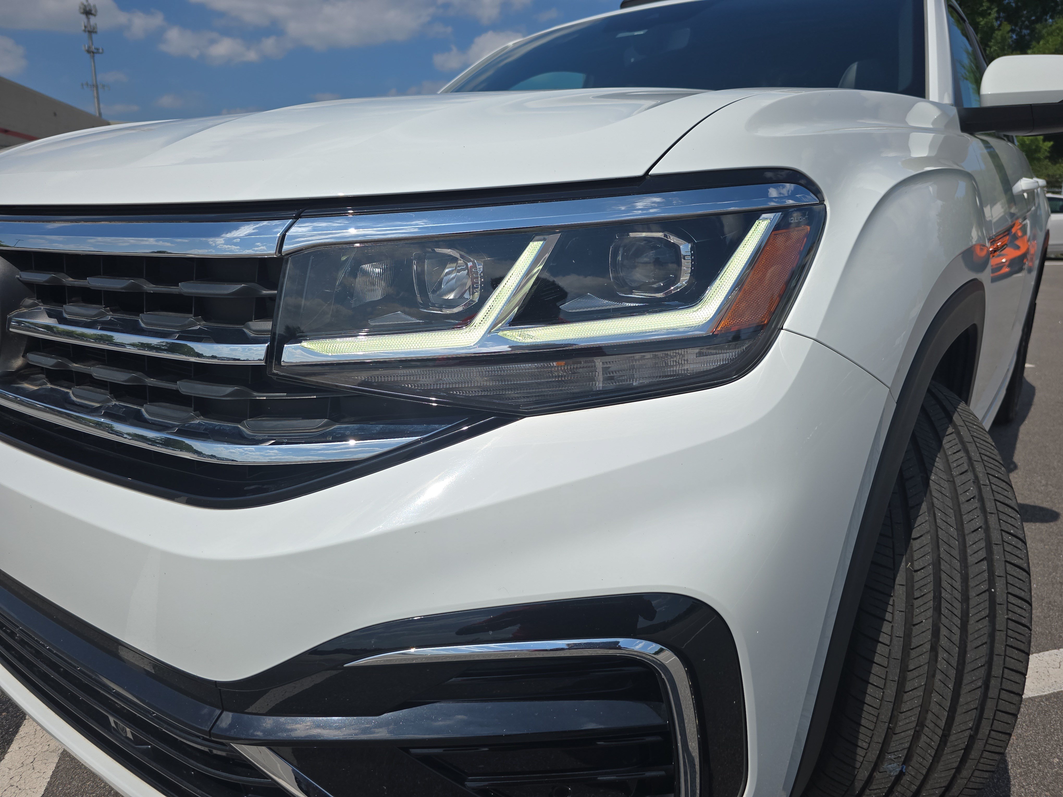 Used 2022 Volkswagen Atlas Cross Sport SEL R-Line AWD/4WD image 31