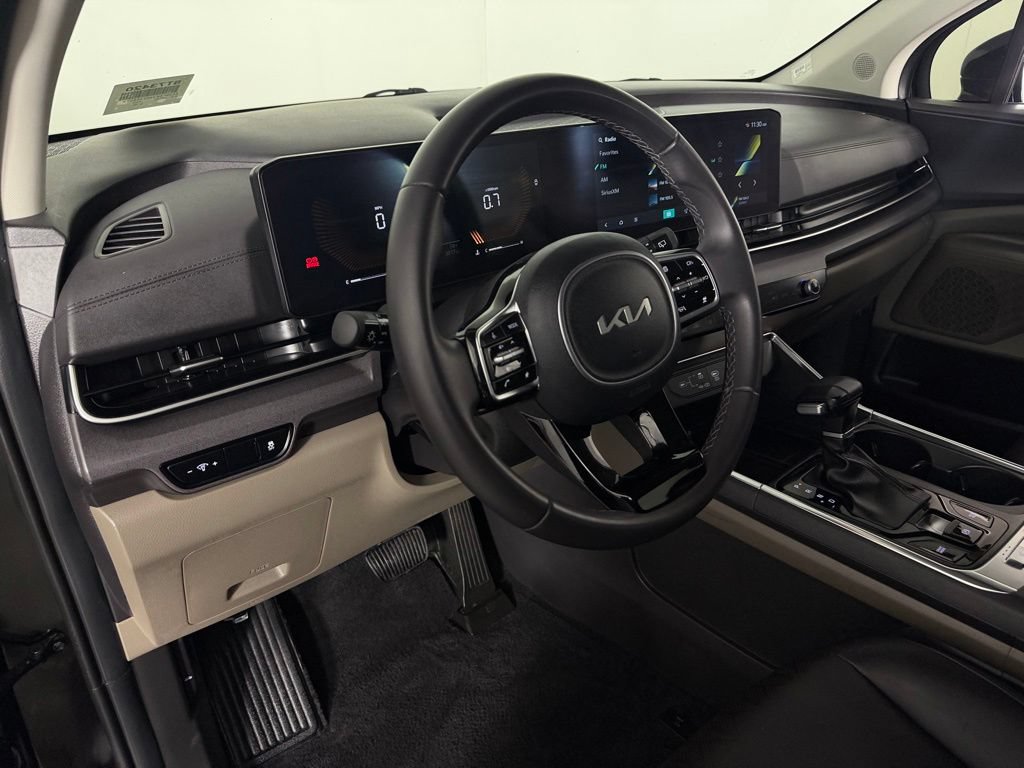 Used 2025 Kia Carnival EX FWD image 23