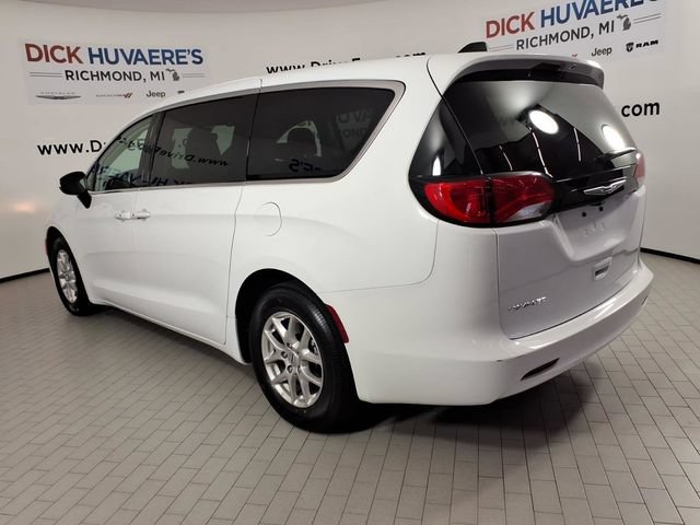 Used 2023 Chrysler Voyager LX FWD image 6