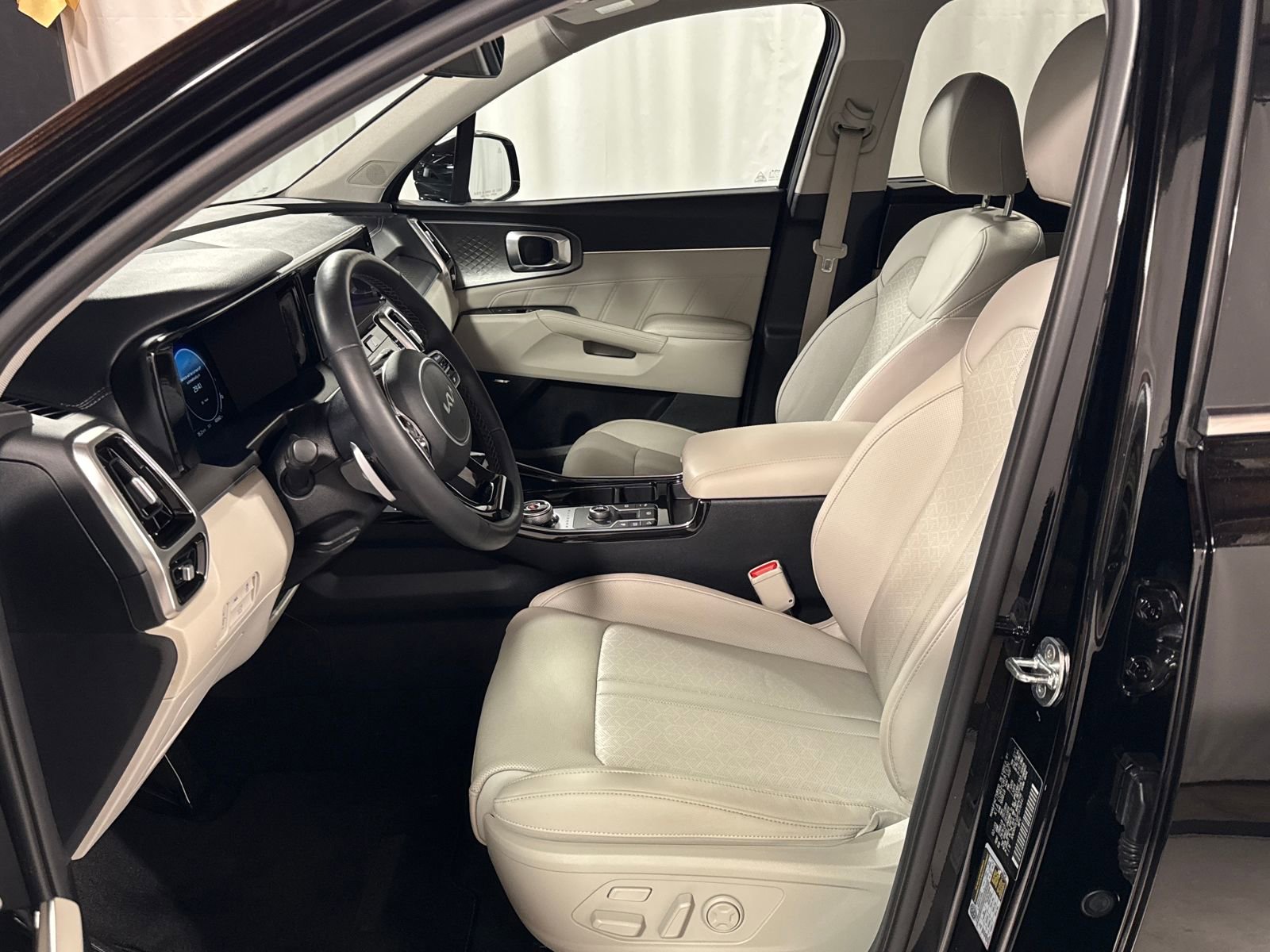 Certified 2023 Kia Sorento SX Prestige AWD/4WD image 3