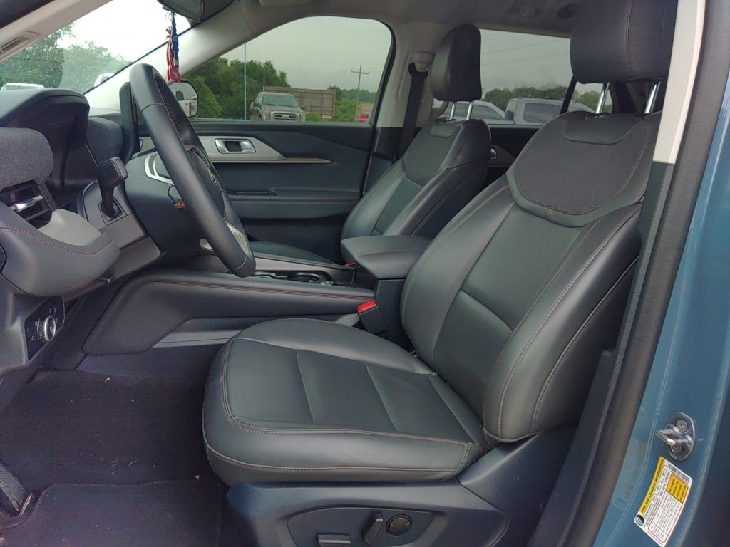 Used 2025 Ford Explorer Active w/ Active Comfort Package RWD image 5