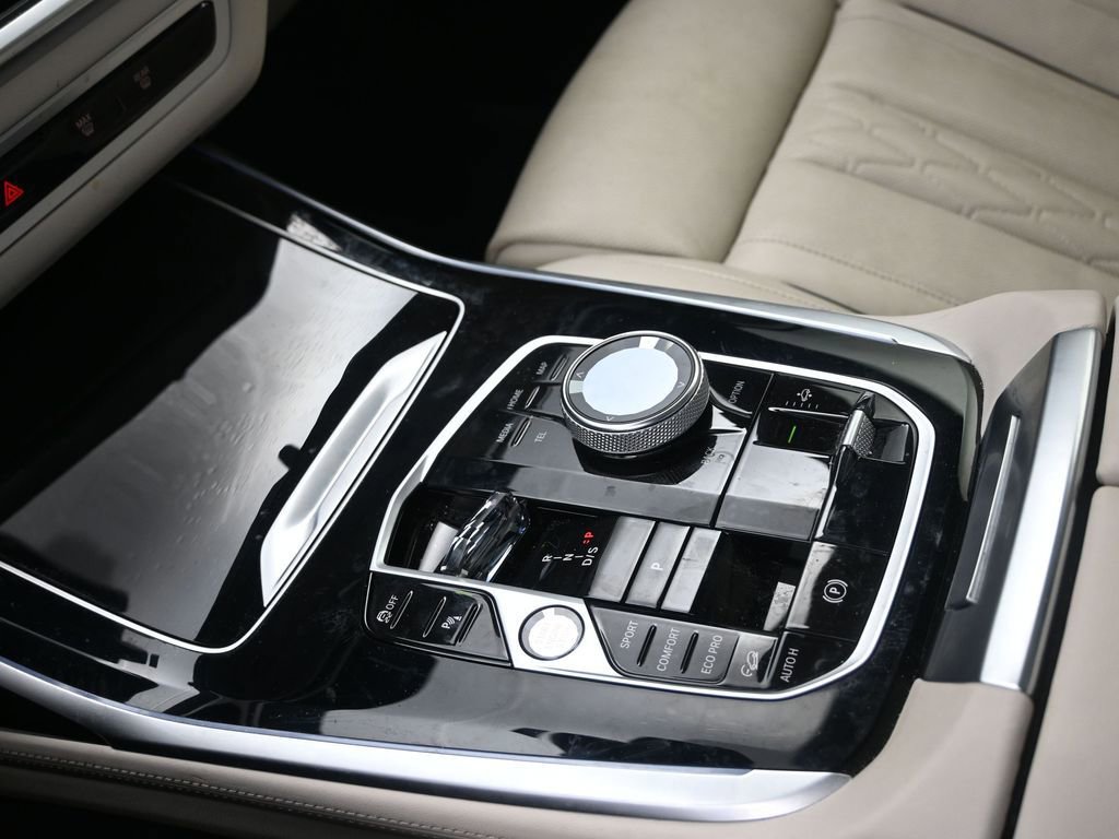 Used 2025 BMW X7 M60i image 23