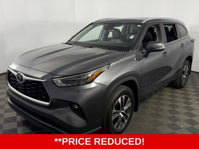 Used 2024 Toyota Highlander XLE image 2