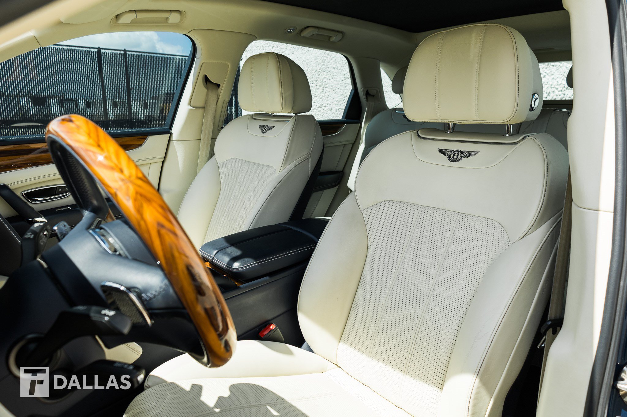 Used 2019 Bentley Bentayga AWD/4WD image 22
