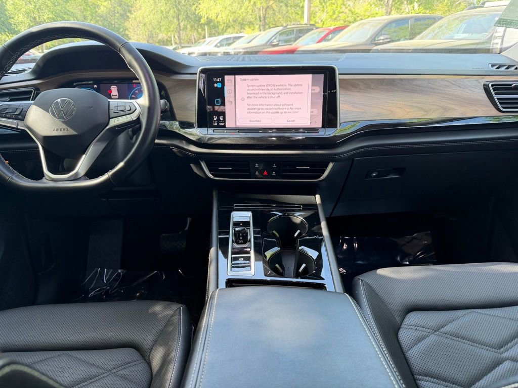 Used 2025 Volkswagen Atlas SE AWD/4WD image 16