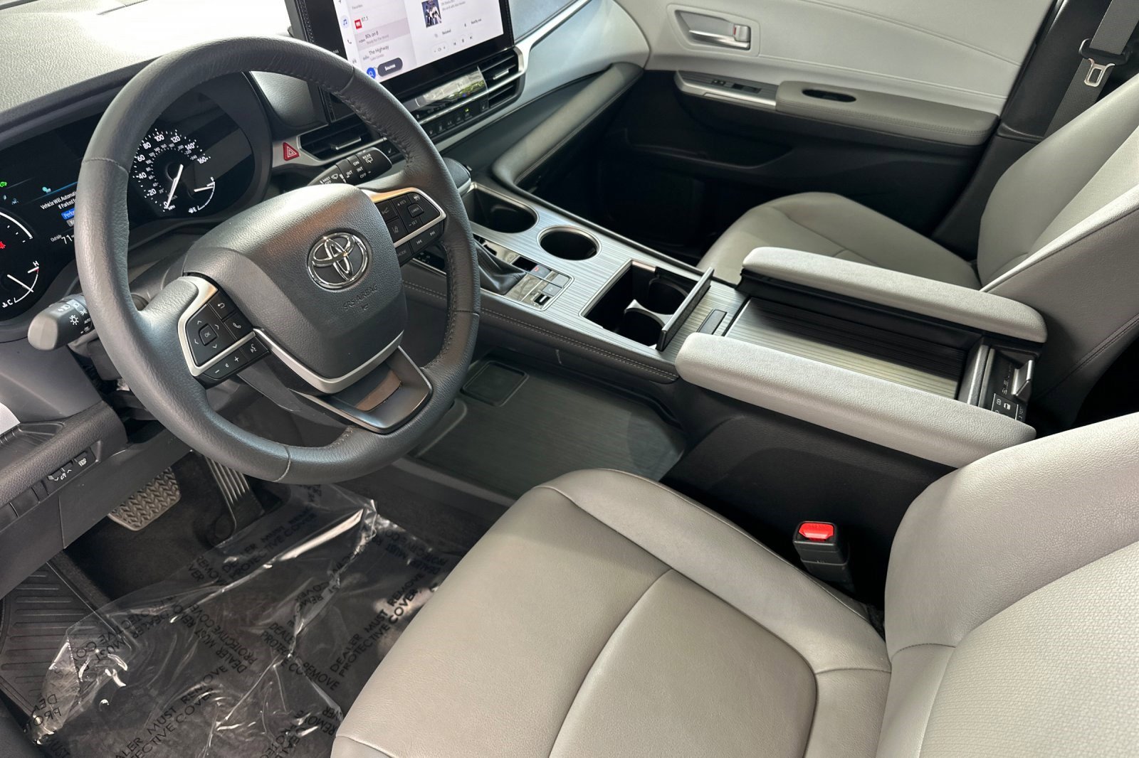 Used 2025 Toyota Sienna XLE w/ XLE Plus Package FWD image 11