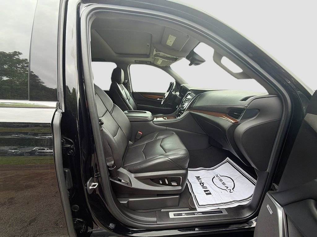 Used 2019 Cadillac Escalade ESV Luxury AWD/4WD image 31