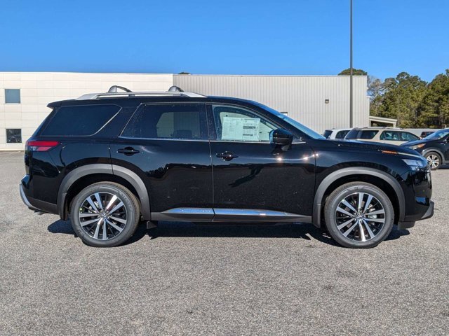 New 2025 Nissan Pathfinder Platinum image 3