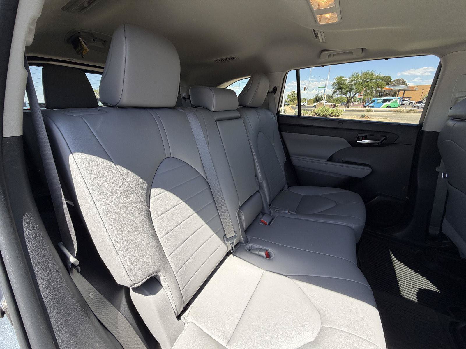 Used 2024 Toyota Highlander XLE AWD/4WD image 23