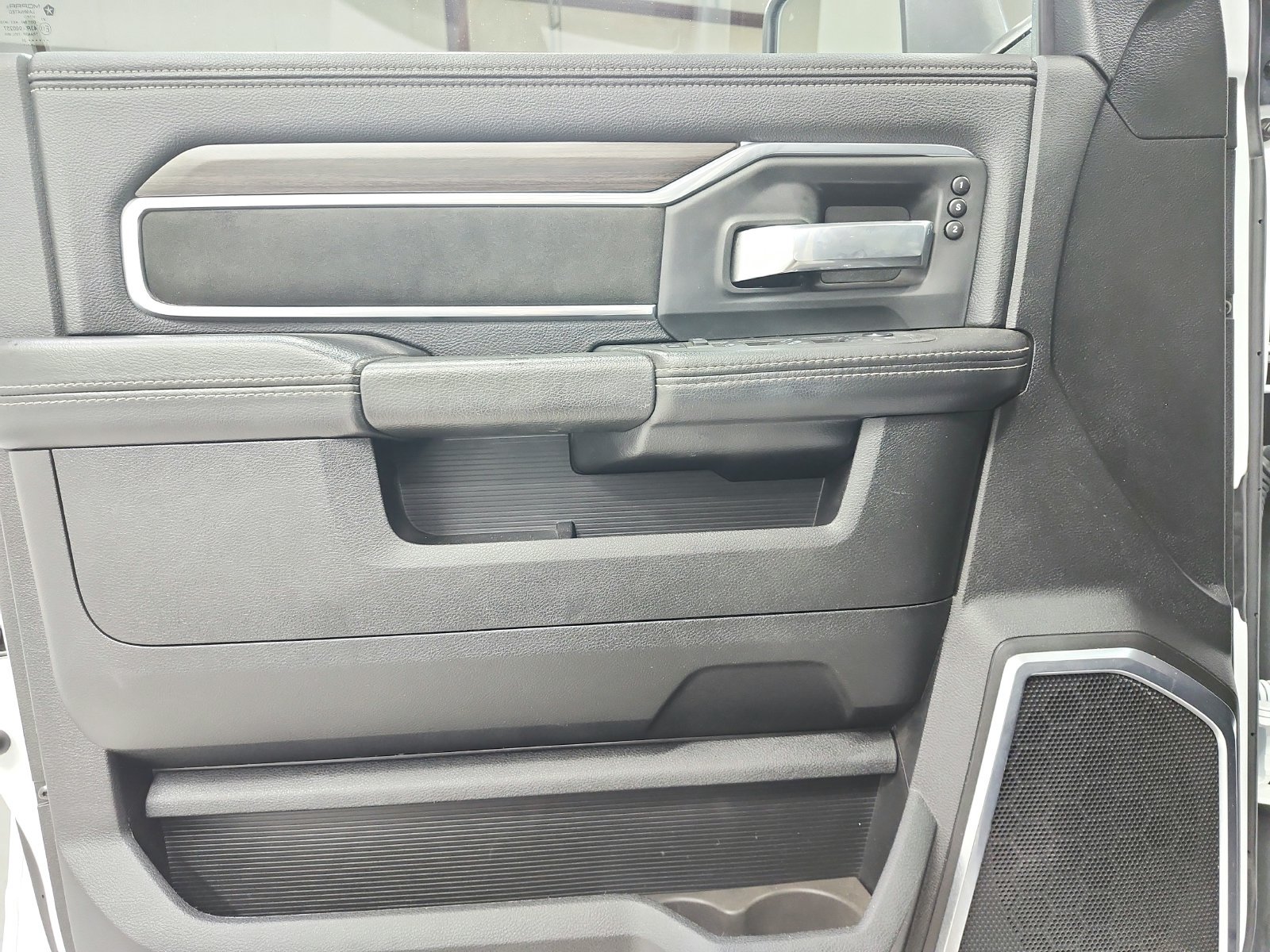 Used 2025 RAM 2500 Laramie AWD/4WD image 35