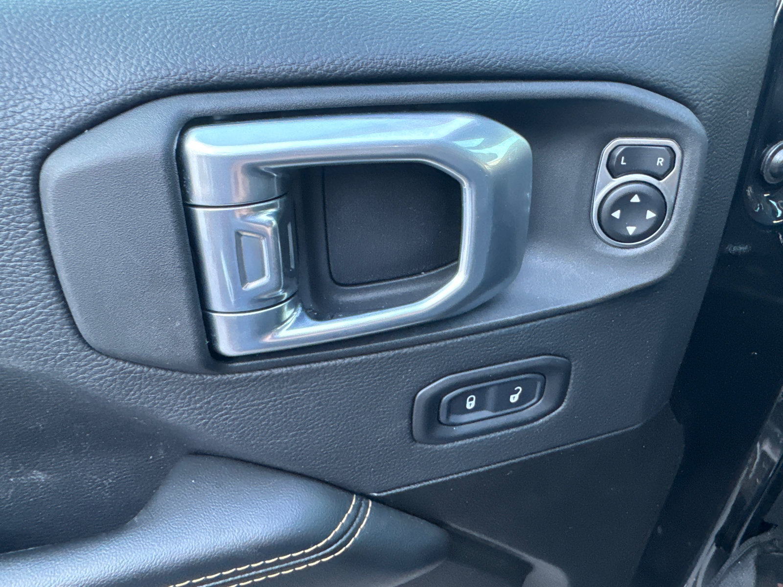 Used 2026 Jeep Wrangler Unlimited Sahara AWD/4WD image 11