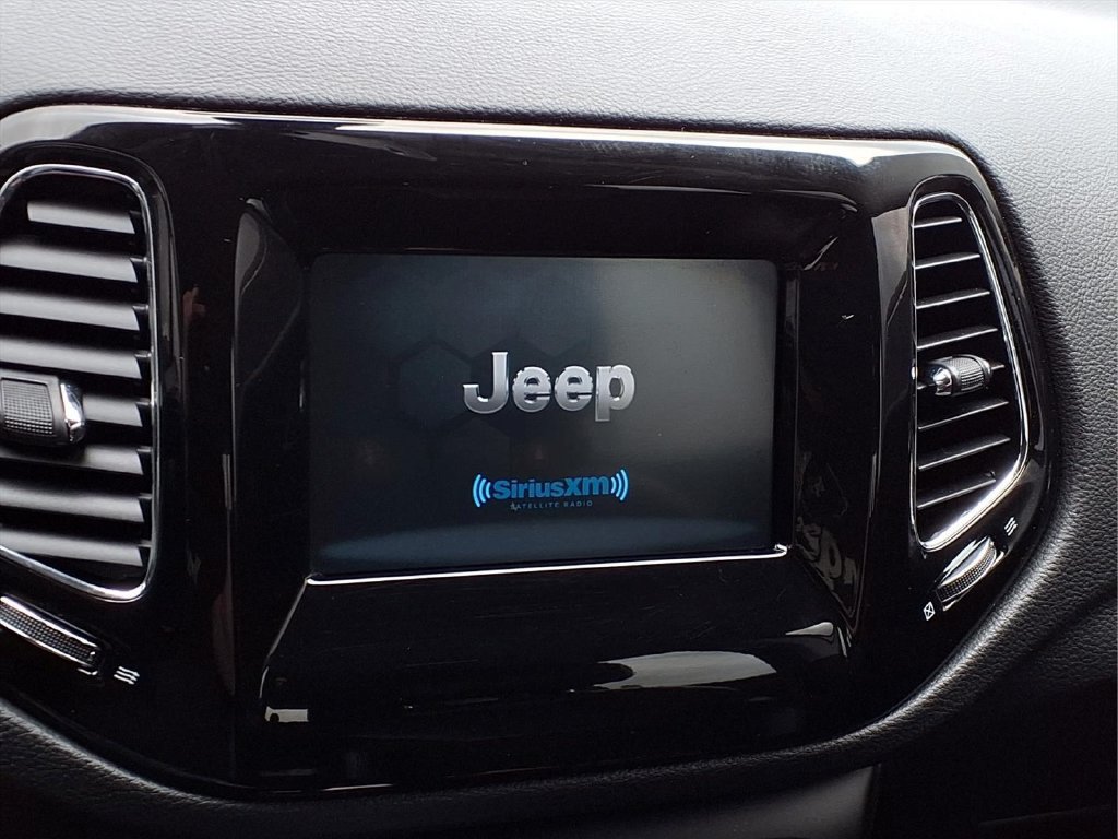 Used 2019 Jeep Compass Latitude FWD image 10