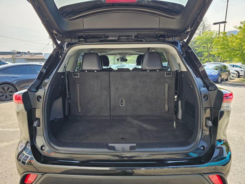 Used 2021 Toyota Highlander XLE AWD/4WD image 18