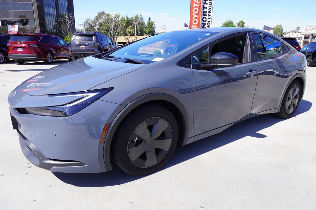 Used 2025 Toyota Prius LE image 4